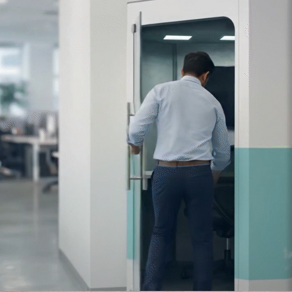Vídeo mostrando interior da Cabine de telemedicina permite atendimento médico por videochamada dentro da empresa. Arte sobre acesso rápido e prático à saúde corporativa.