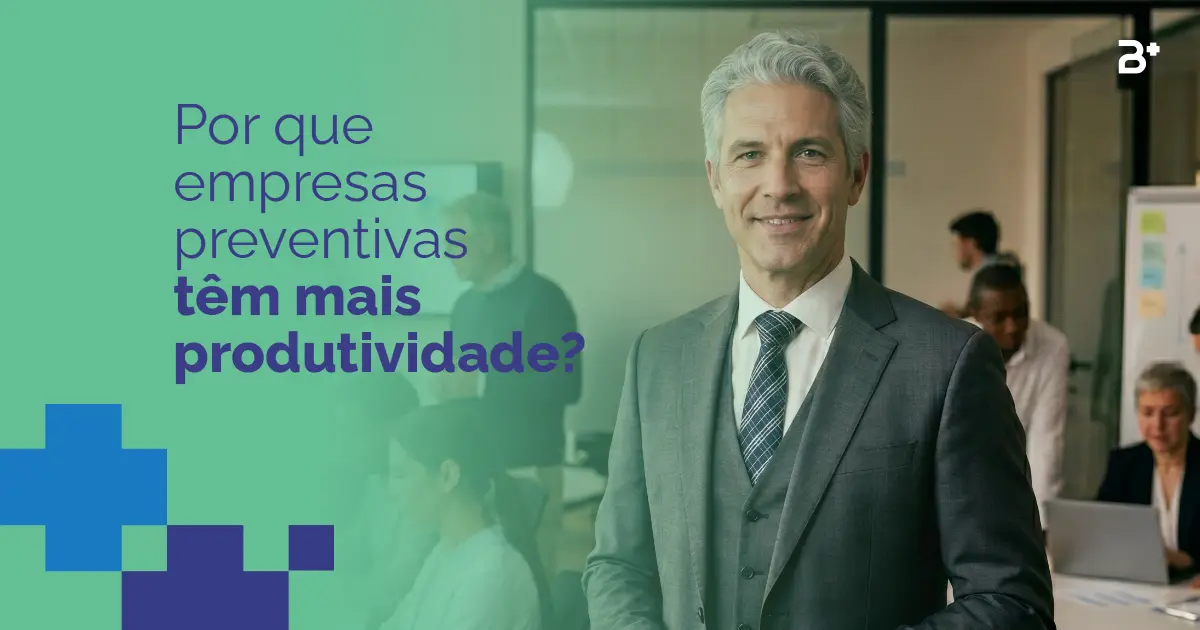 Por que empresas preventivas têm mais produtividade? Imagem de um homem com terno e pessoas trabalhando atrás.