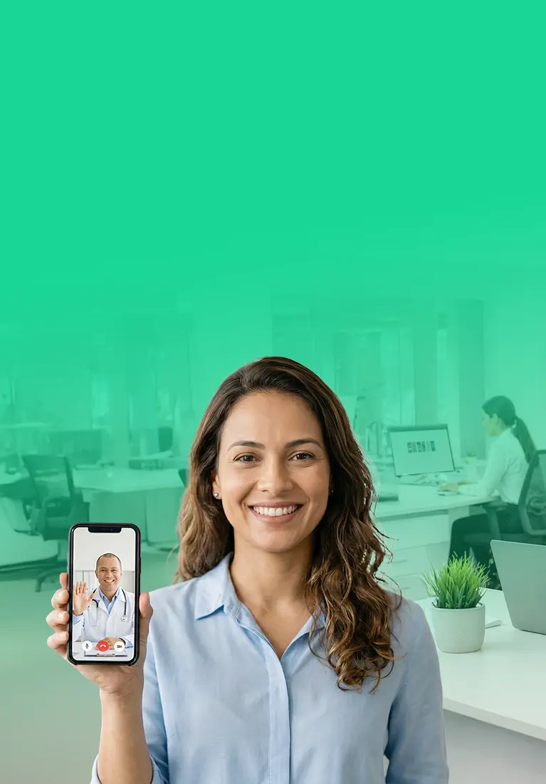 Mulher exibe consulta médica por videochamada em escritório corporativo. Arte da Bitcare sobre gestão de saúde corporativa e redução de afastamentos.