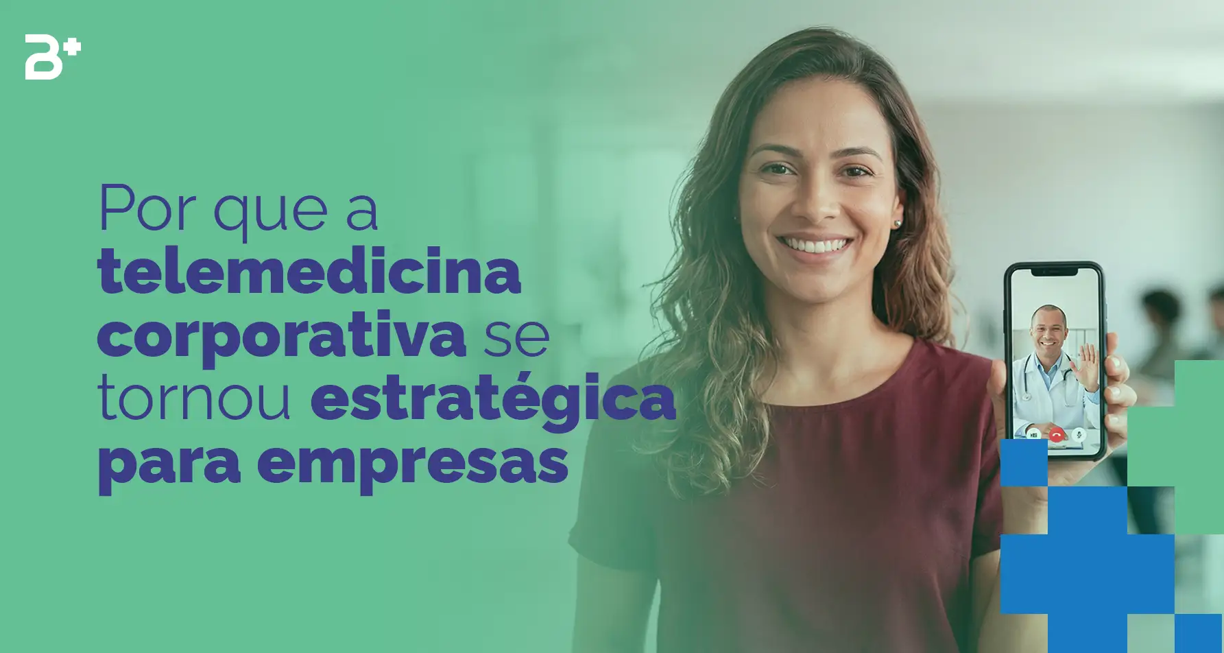 Mulher segurando um celular mostrando o médico no vídeo.
