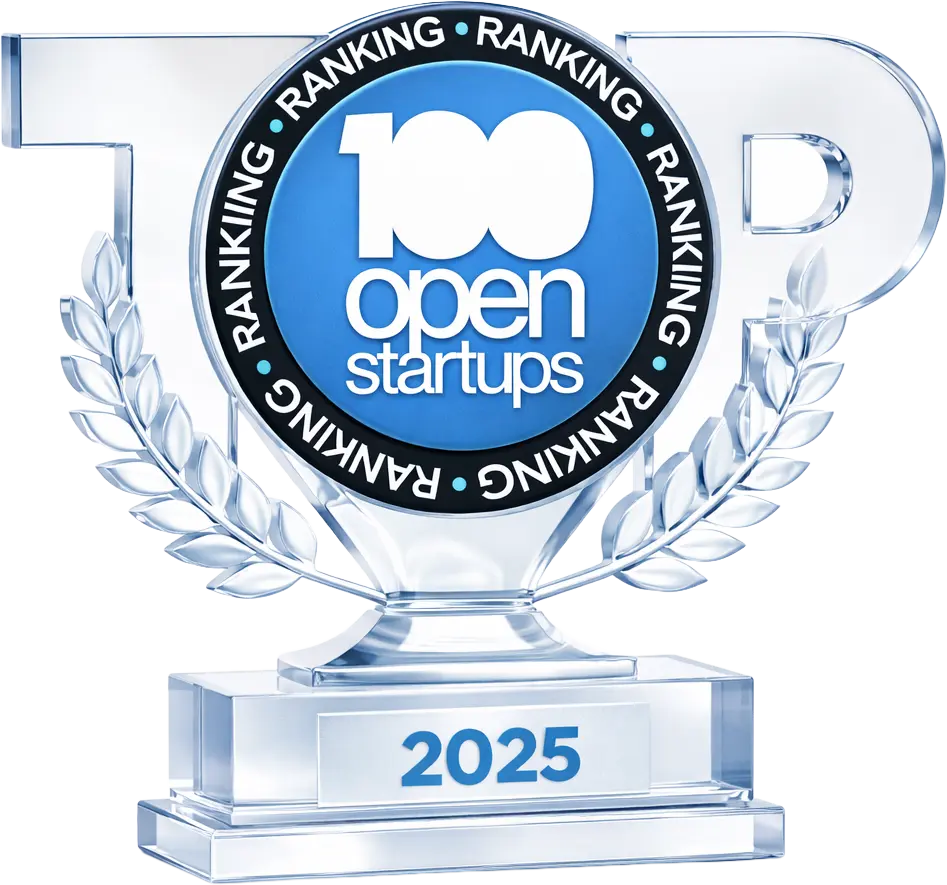 Troféu transparente com selo '100 Open Startups 2025', reconhecendo empresas entre as mais bem posicionadas no ranking de inovação aberta e conexão com startups.
